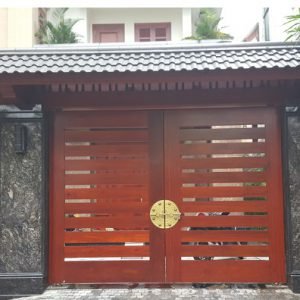 Mẫu cửa cổng gỗ tự động 01