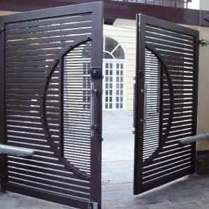 Mẫu cửa cổng gỗ tự động 04