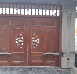 Mẫu cửa cổng gỗ tự động 06