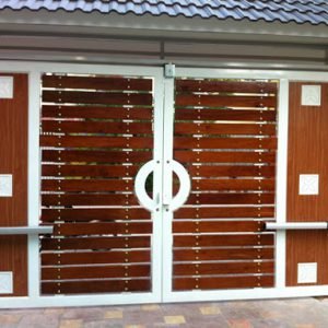 Mẫu cửa cổng gỗ tự động 02